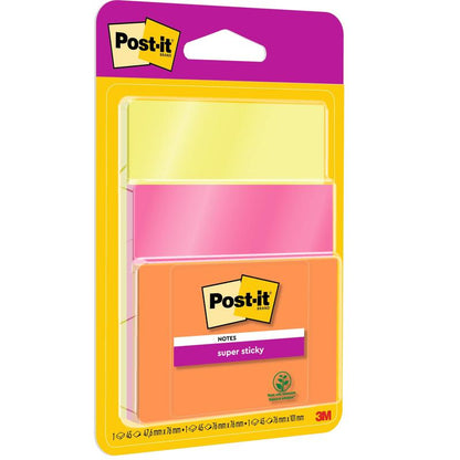 Balení 3M Post-it® Super Sticky Notes (76x76 mm, 45 listů, 3 bloky/balení) v různých barvách, 100% PEFC certifikováno (SGSCH-PEFC-COC-110078), v průhledném obalu s logem 3M Deutschland GmbH.