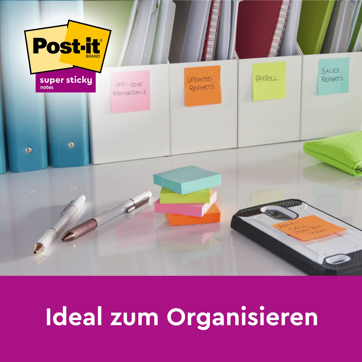Řada pořadačů s barevnými Post-it® Super Sticky 100% recyklovanými poznámkami (47,6 x 47,6 mm, 70 listů/blok, PEFC), pery a telefonem na stole. Samolepicí poznámky označují dokumenty. Text: "Ideální pro organizaci." Zobrazené logo 3M.