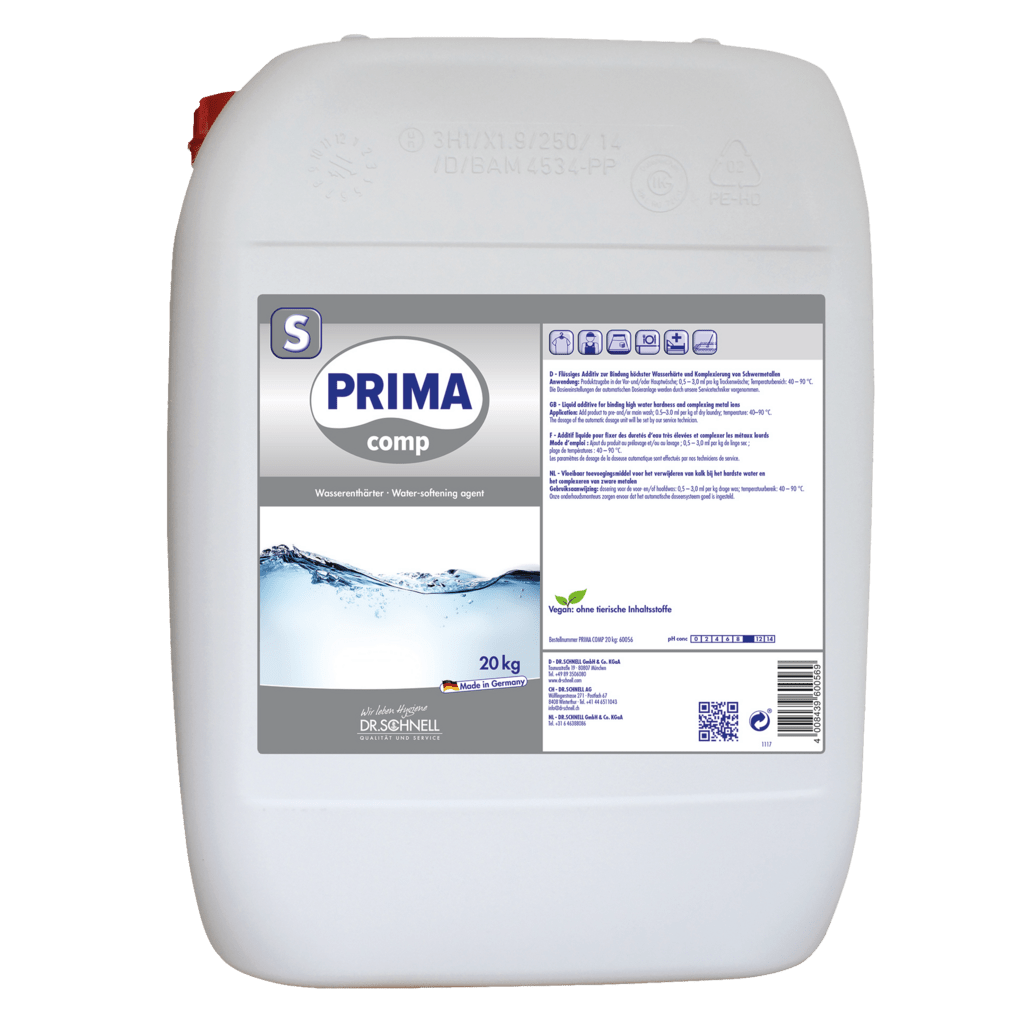 Bílý plastový kanystr o hmotnosti 20 kg s rukojetí a červeným víkem, označený "Dr. Schnell PRIMA COMP Tekutý komplexotvorný prostředek pro hygienu prádla, DRS Dávkování" od DR.SCHNELL GmbH & Co. KGaA. Štítek obsahuje text, symboly, čárový kód a QR kód.