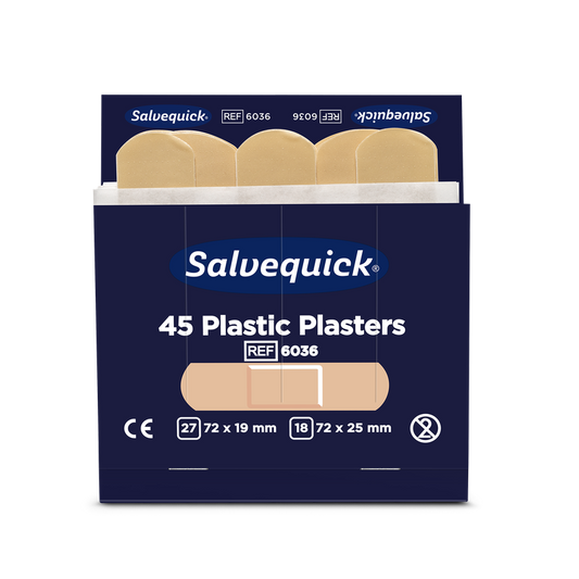 Eine Schachtel Orkla Wound Care AB Kunststoffpflaster, 45 Stück/Nachfüllung (6 Packungen), mit vier beigen Pflastern. Die Packung bietet zwei flexible Wundversorgungsgrößen: 27 x 72 × 19 mm und 18 x 72 × 25 mm.