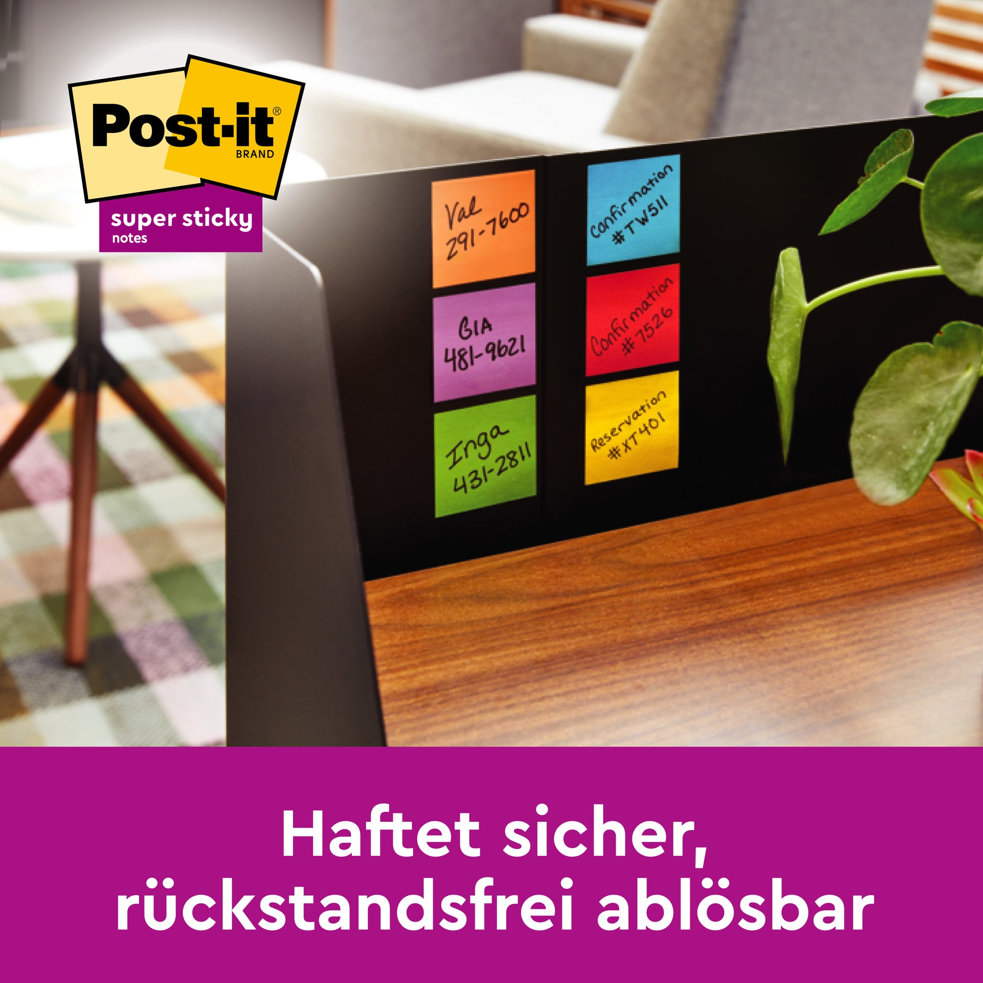 Ein Computermonitor zeigt in zwei Spalten bunte Post-it® Super Sticky 100 % Recycling Notes (76x76 mm, 70 Blatt/Block, 100% PEFC) von 3M Deutschland GmbH. Dahinter sind eine Pflanze und ein Möbelstück zu sehen, am unteren Rand steht ein deutscher Text.