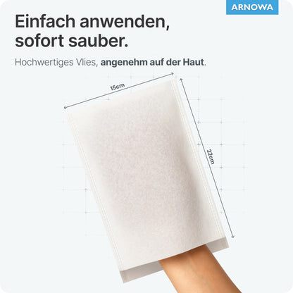 Eine Hand steckt in einem ARNOMED Einmalwaschhandschuh Spunlace mit PE (22x15 cm). Das Produkt von ARNOWA GmbH ist wasserabweisend, sanft zur Haut und einfach in der Anwendung. ARNowa Logo oben rechts im Bild. Beutel à 50 Stück.