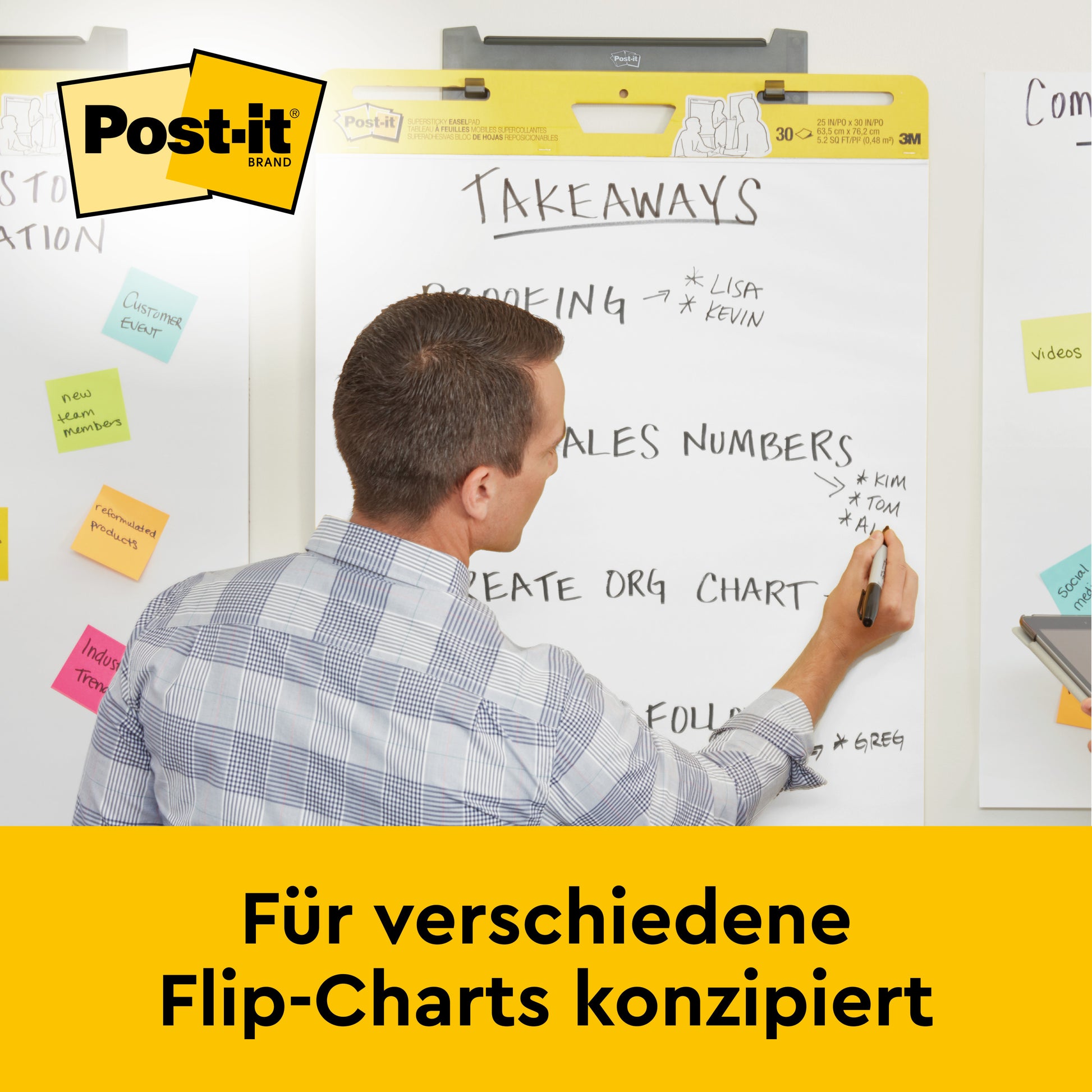 Ein Mann schreibt in einem Büro auf dem Post-it® Super Sticky selbsthaftendes Meeting Chart/Flipchart 559P (63,5 x 76,2 cm) mit Post-it® Super Sticky Meeting Notes in Neonfarben von 3M Deutschland GmbH. Bildtext: "Für verschiedene Flip-Charts konzipiert.