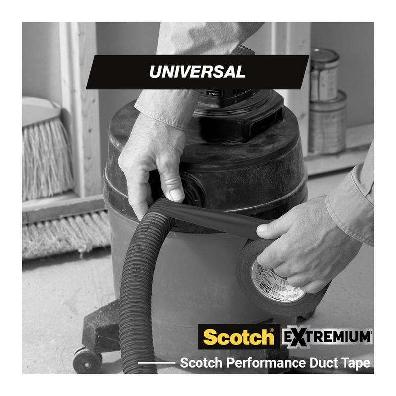 Osoba obaluje univerzální lepicí páskou Scotch® Extremium™, 3 m x 19 mm od 3M Deutschland GmbH, připojení hadice dílenského vysavače v dílně. Obrázek ukazuje tučné štítky "UNIVERSAL" a "Scotch EXTREMIUM".