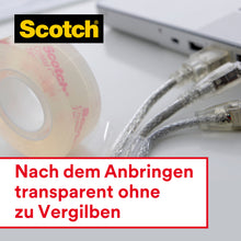 Eine Scotch® Crystal Klebeband Nachfüllpackung (19 mm x 25 m, 1 Rolle) von 3M Deutschland GmbH liegt neben drei Kabeln und einem Laptop, mit dem Hinweis: "Nach dem Anbringen transparent ohne zu Vergilben.