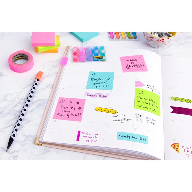 Otevřený plánovač na mramorovém povrchu ukazuje ručně psané poznámky s barevnými kostkami Post-it® Notes v ultra barvách od 3M Deutschland GmbH (76 mm x 76 mm, 450 listů, PEFC certifikováno), k tomu Washi páska, tečkované pero a kancelářské sponky.