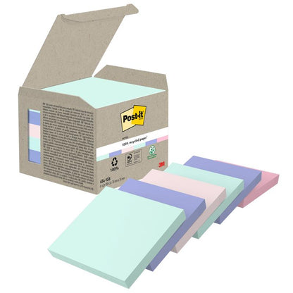 Otevřená krabice Post-it® Recycling Notes, 76mm x 76mm, 100 listů na blok, 100% PEFC od 3M Deutschland GmbH, se šesti pastelovými bloky - mátově zelená, světle modrá, růžová, fialová, modrá a světle fialová - uspořádanými vpředu.