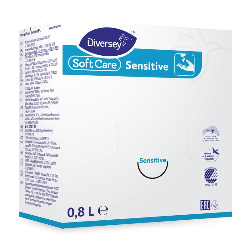 Krabice o objemu 0,8 litru s tekutým mýdlem Soft Care Sensitive od Diversey Deutschland GmbH & Co. OHG v modro-bílém balení, ideální pro citlivou pokožku. Vícejazyčné produktové informace a certifikační loga jsou zobrazeny na přední straně.