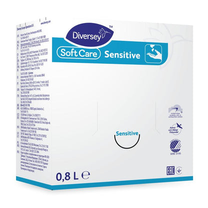 Krabice o objemu 0,8 litru s tekutým mýdlem Soft Care Sensitive od Diversey Deutschland GmbH & Co. OHG v modro-bílém balení, ideální pro citlivou pokožku. Vícejazyčné produktové informace a certifikační loga jsou zobrazeny na přední straně.