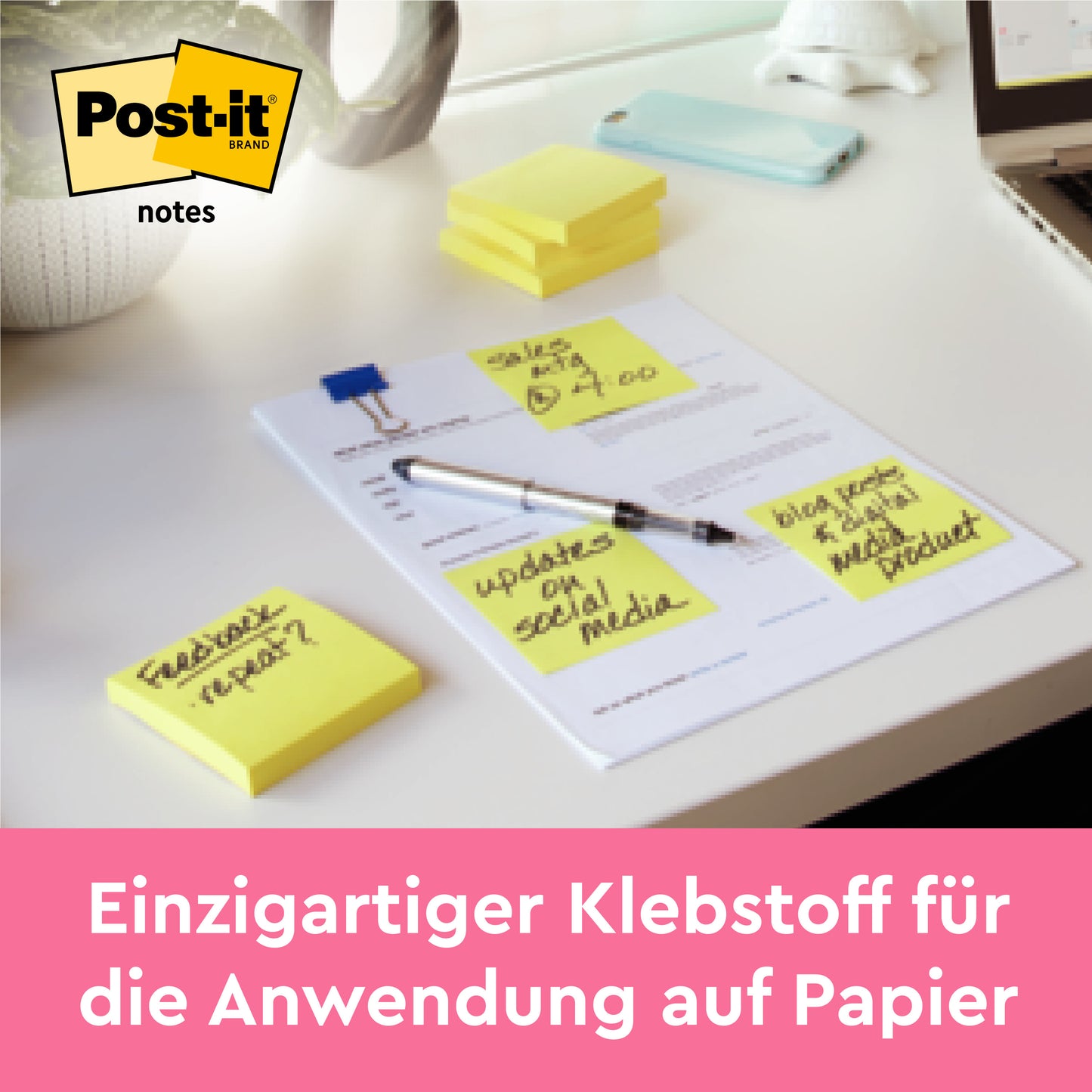 Auf dem Schreibtisch liegen 3M Post-it® Notes 6810GB, gelb, 38 x 51 mm (3 Blöcke à 100 Blatt, PEFC-zertifiziert) mit handschriftlichen Notizen. Text darunter: "Einzigartiger Klebstoff für Papier.