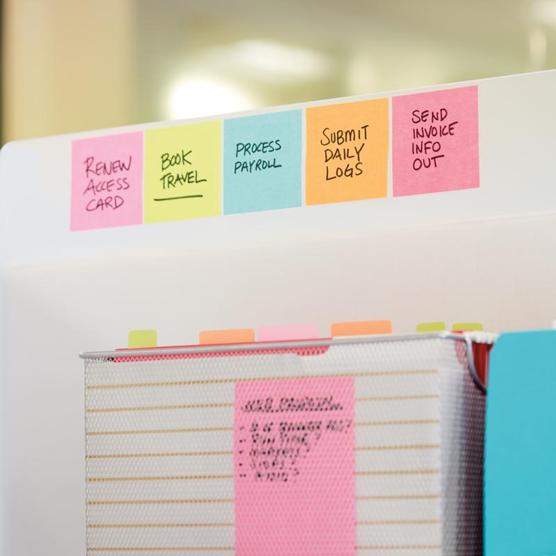 Řada barevných kostek Post-it® Notes od 3M v ultra barvách, 76x76 mm, uvádí úkoly jako "obnovit přístupovou kartu" a "odeslat fakturační informace" na rozdělovacím listu. Pod nimi jsou viditelné složky s rejstříkovými kartami. Balení obsahuje 450 PEFC certifikovaných listů na blok.