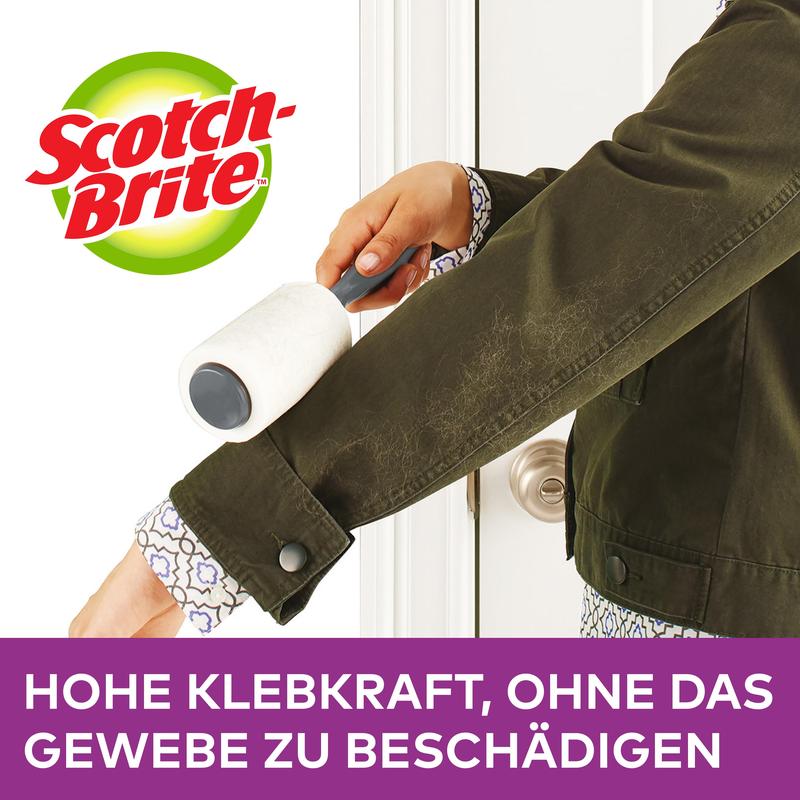 Osoba používá mini-váleček Scotch-Brite™ Everyday Clean, 30 listů, barevná rukojeť od společnosti 3M Deutschland GmbH na rukávu tmavě zelené bundy. Text: "VYSOKÁ PŘILNAVOST, ANIŽ BY POŠKODILA TKANINU.