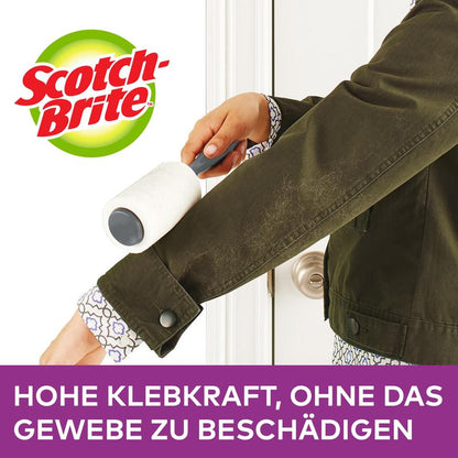 Osoba používá náhradní role na zvířecí chlupy Scotch-Brite™ Pet Extra Sticky* (48 listů, 1/balení) od 3M Deutschland GmbH na tmavě zeleném rukávu bundy. Text: "Vysoká lepivost, aniž by došlo k poškození tkaniny."