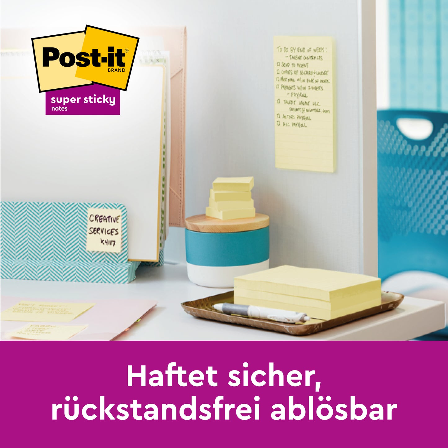 Na stole leží Post-it® Super Sticky 100% recyklované poznámky (47,6 x 47,6 mm, 70 listů/blok, 100% PEFC) od 3M Deutschland GmbH, s perem, deskami a poznámkou na přepážce. Logo se objeví; německý text zní: "Drží bezpečně, lze odstranit bez zbytků."