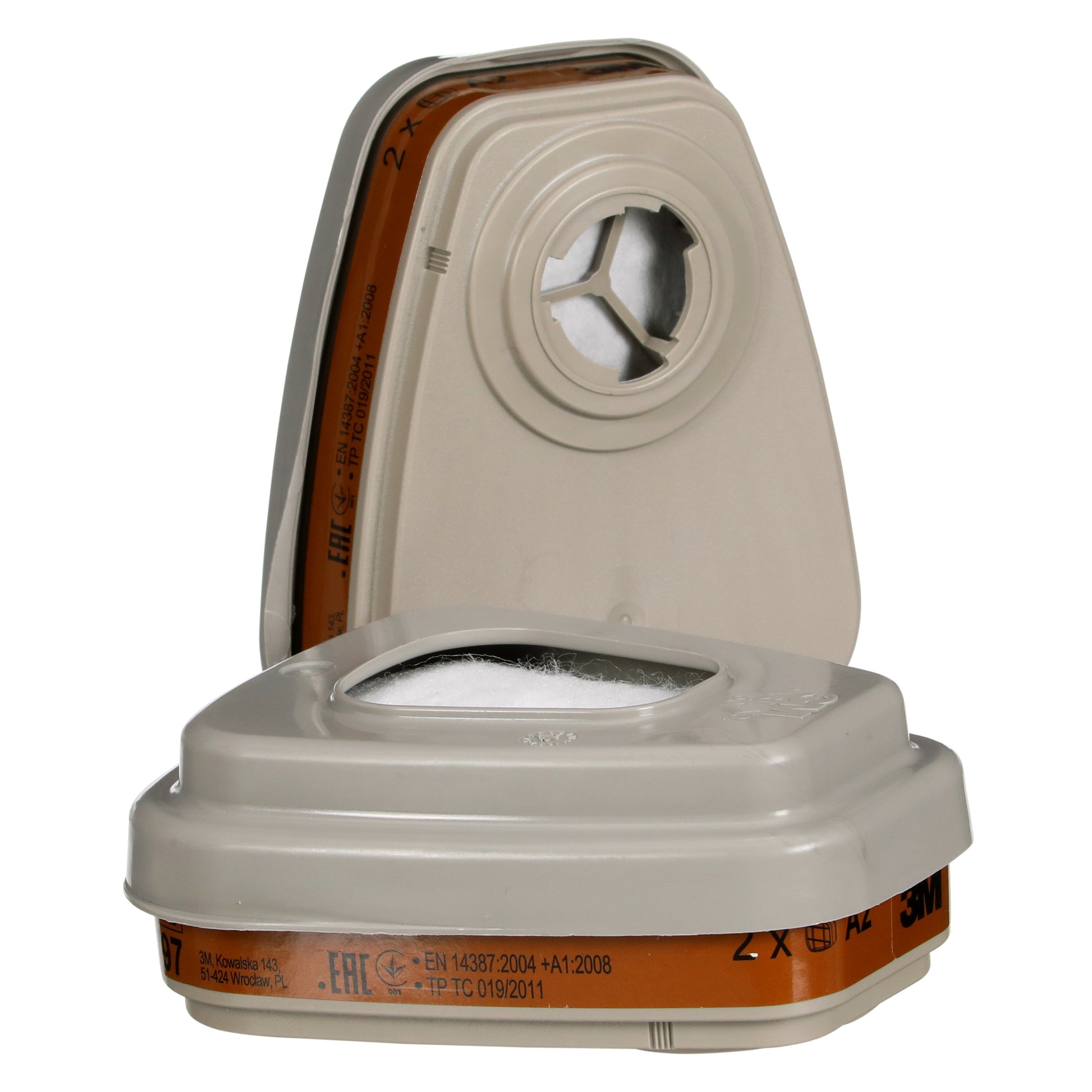 Abgebildet sind zwei beigefarbene 3M™ Filtersatz 6002-1SP (A2P2, 2x6055, 2x5925, 2x501) der 3M Deutschland GmbH - eine hochkant und eine flach. Beide haben ein rechteckiges Design mit abgerundeten Kanten und einer zentralen runden Öffnung.