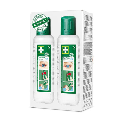 Bílá krabice obsahuje dvě 500ml lahve Cederroth očního výplachu od Orkla Wound Care AB, každou se zeleným uzávěrem a návodem k použití. Krabice zobrazuje zelenou grafiku "BUFFERED" pH - ideální pro oční nehody. Balení obsahuje 2 kusy.