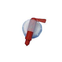 Detailní záběr na červený výpustný kohout pro 20L kanystr od Diversey Deutschland GmbH & Co. OHG, určený k přelévání do menších nádob, připevněný na bílé a modré nádobě, na bílém pozadí. Balení: 1 kus.