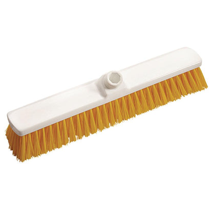 Dvorní koště 400x60x50 mm, středně tvrdé od Diversey Deutschland GmbH & Co. OHG, má hustě zabalené žluté štětiny a závitový otvor pro upevnění násady – ideální pro venkovní úklid, zobrazeno na jednoduchém bílém pozadí.