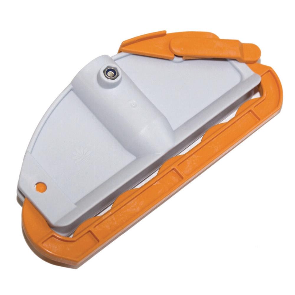 Držák mopu TASKI Duo od Diversey Deutschland GmbH & Co. OHG je bílo-oranžová plastová svorka pro třásňové mopy, kompatibilní s plastovými a variabilními tyčemi TASKI - ideální pro profesionální čističe. Balení obsahuje 1 kus.