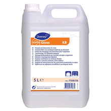 5litrová nádoba z průhledného plastu s rukojetí, označená "Diversey Suma Gloss K8", tekutý čistič na příbory vhodný pro stříbrné části od Diversey Deutschland GmbH & Co. OHG, s vícejazyčnými informacemi a čárovým kódem.