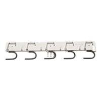 Bílá lišta (440 x 50 mm) od Diversey Deutschland GmbH & Co. OHG má čtyři černé háčky pro zavěšení předmětů nebo uspořádání malých elektronických zařízení. Dodává se v jednom kuse.