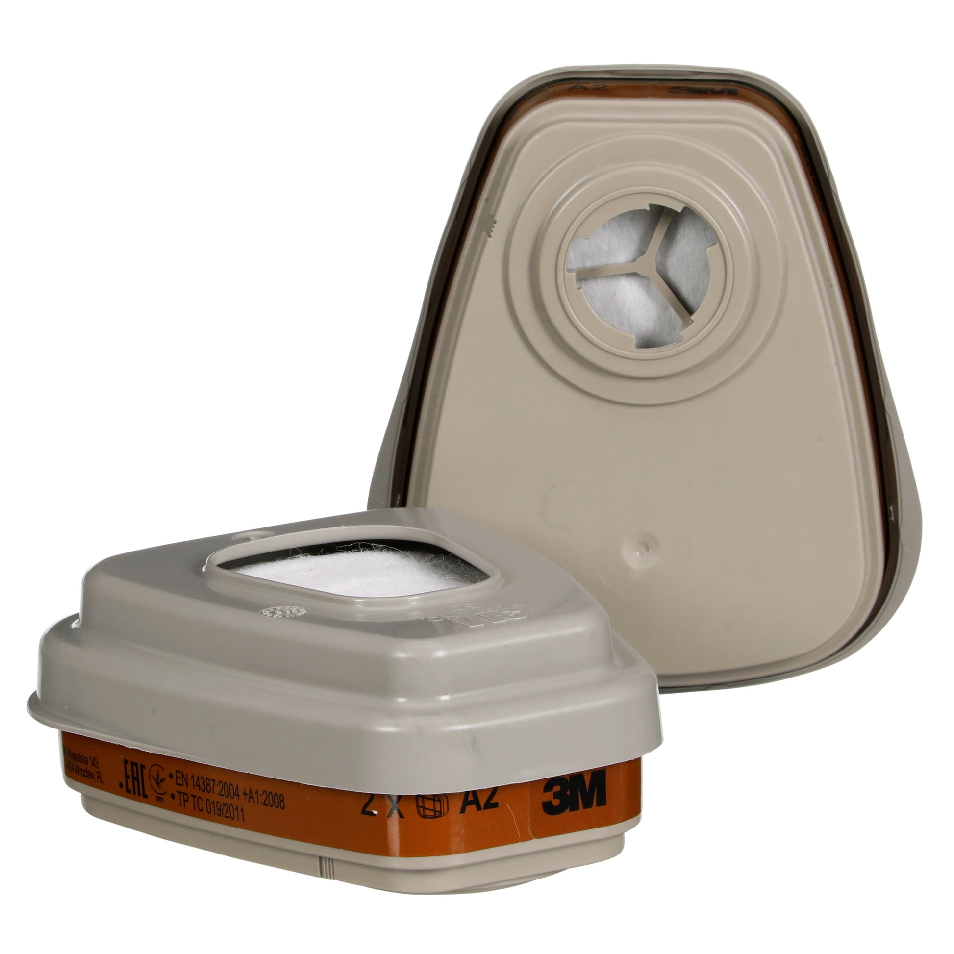 Abgebildet sind zwei beigefarbene 3M™ Filtersatz 6002-1SP A2P2 Filter (von 3M Deutschland GmbH): einer aufrecht mit sichtbarer Anschlussseite, der andere flach mit sichtbarer Filterseite.