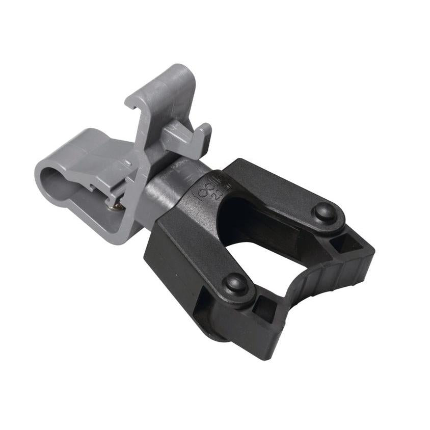 Detailní záběr na držák tyče TASKI s klipem od Diversey Deutschland GmbH & Co. OHG, kompatibilní s držáky na utěrky 7517270 nebo 757371, s šedým nástavcem a černým pružinovým klipem na bílém pozadí.