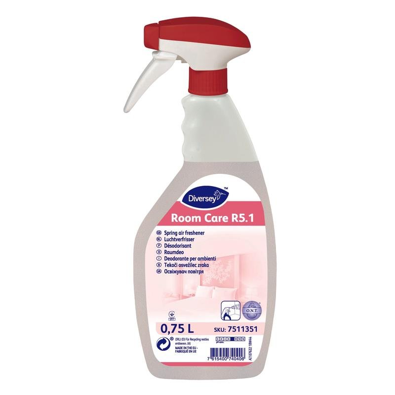 Láhev o objemu 750 ml Room Care R5.1 osvěžovače vzduchu s jarní vůní od Diversey Deutschland s červeno-bílým spouštěčem, opatřená produktovými informacemi a značkou.