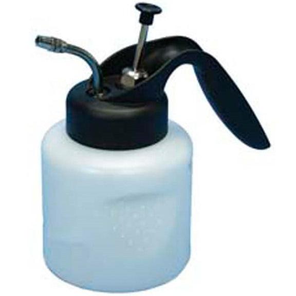 Ruční rozprašovač fix 0,5 l od Diversey Deutschland GmbH & Co. OHG je odolný a robustní ruční rozprašovač s černou rukojetí, pumpovací pákou a kovovým výtokem. Bílá nádoba je odolná vůči rozpouštědlům pro univerzální použití.