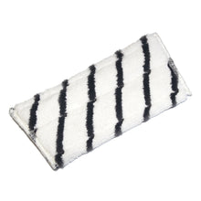 Der TASKI Jonmaster Pro Scheuermopp von Diversey Deutschland GmbH & Co. OHG ist ein rechteckiges weißes Mikrofaserpad mit fünf schwarzen Streifen und wird vor einem schlichten weißen Hintergrund angezeigt.