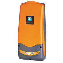 TASKI IntelliDose swingo 755/855/1255 od Diversey Deutschland GmbH & Co. OHG je dávkovací systém pro podlahové mycí stroje s pojezdem, nástěnně montovaný v oranžové a šedé barvě s několika tlačítky a kontrolkami na předním panelu.