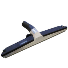 Tryska s válcem s lamelou, 40 cm od společnosti Diversey Deutschland GmbH & Co. OHG, má širokou plochou hlavu a centrální připojení pro efektivní čištění. Design válcové trysky zvyšuje výkon, když je připojena k vašemu vysavači (je vyžadována úhlová spojka).