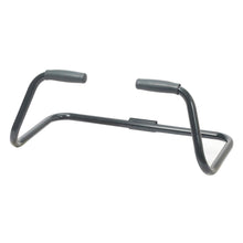 Velká rukojeť TASKI, velká rukojeť od Diversey Deutschland GmbH & Co. OHG má robustní, zakřivený ocelový rám s úhlovými konci a dvě pěnově polstrované rukojeti pro pohodlí a ochranu při cvičení horní části těla. Balení obsahuje 1 kus.