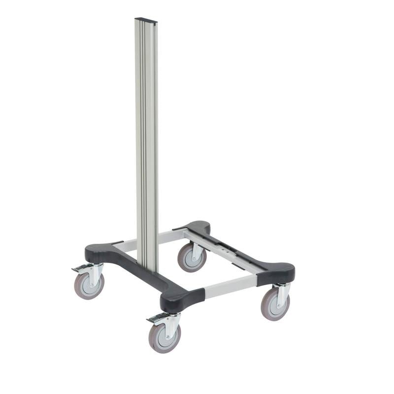 Produkt „TASKI Chassis Micro, základní rám malý“ od Diversey Deutschland GmbH & Co. OHG je kompaktní, mobilní základní rám zařízení se čtyřmi otočnými kolečky a centrálním sloupkem na bílém pozadí.