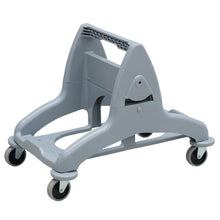 Podvozek systému TASKI DuoMop se dvěma kbelíky od společnosti Diversey Deutschland GmbH & Co. OHG je šedý plastový podvozek se čtyřmi otočnými kolečky a vysokým centrálním úchytem, ideální pro ruční použití s velkými nádobami nebo při úklidových úkolech na podlaze.