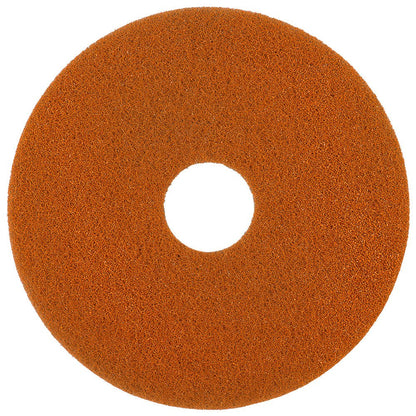 Oranžová Twister Pad pro kamenné podlahy od Diversey Deutschland GmbH & Co. OHG je kulatá, hrubá oranžová podložka s mikroskopickými diamanty a centrálním otvorem, která je navržena pro čištění kamenných podlah a je zobrazená na bílém pozadí.