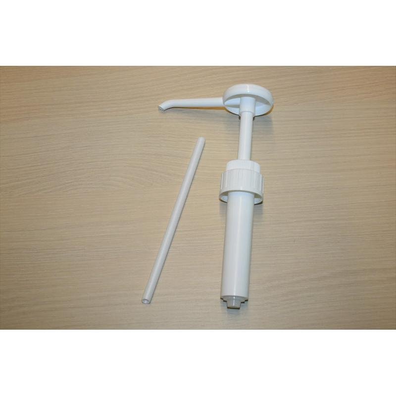 Bílá ruční pumpa pro 5l kanystr (20ml zdvih, 38mm závit) od Diversey Deutschland GmbH & Co. OHG s rovným stoupacím potrubím leží na světlém dřevě - ideální pro přelévání do menších nádob. Balení: 3 kusy.