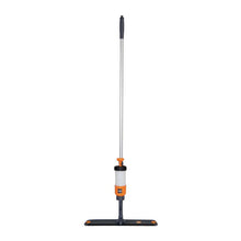 Zařízení TASKI VersaPlus 2.0 Spraymopp (60 cm) od Diversey Deutschland má kovovou rukojeť, oranžovou spoušť pumpy, průhlednou lahvičku na kapalinu v blízkosti rukojeti, obdélníkovou podložku s držákem na suchý zip pro snadné připevnění; balení obsahuje 1 kus.