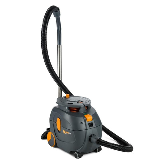 TASKI AERO 15 PLUS od společnosti Diversey Deutschland GmbH & Co. OHG je kompaktní, výkonný a tichý vysavač s nádrží a příslušenstvím (1 ks), ideální pro tiché úklidové práce, vyobrazený na bílém pozadí.