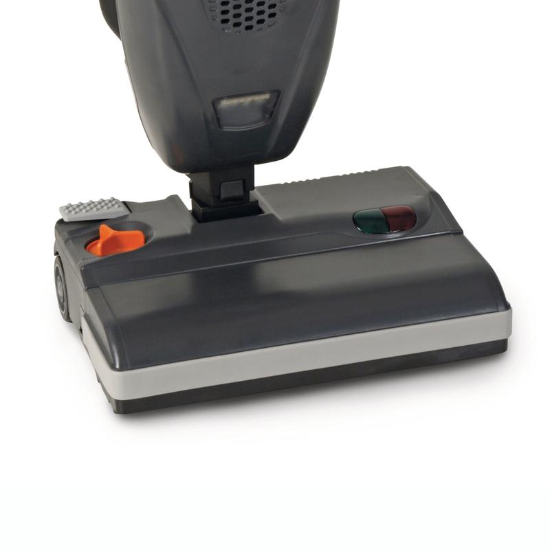 Detailní záběr na podlahový vysavač TASKI AERO UP s výkonovou kartáčovou hlavou od společnosti Diversey Deutschland GmbH & Co. OHG, s vyznačenými ovládacími tlačítky a koly na bílém pozadí - ideální pro efektivní čištění. Balení: 1 kus.