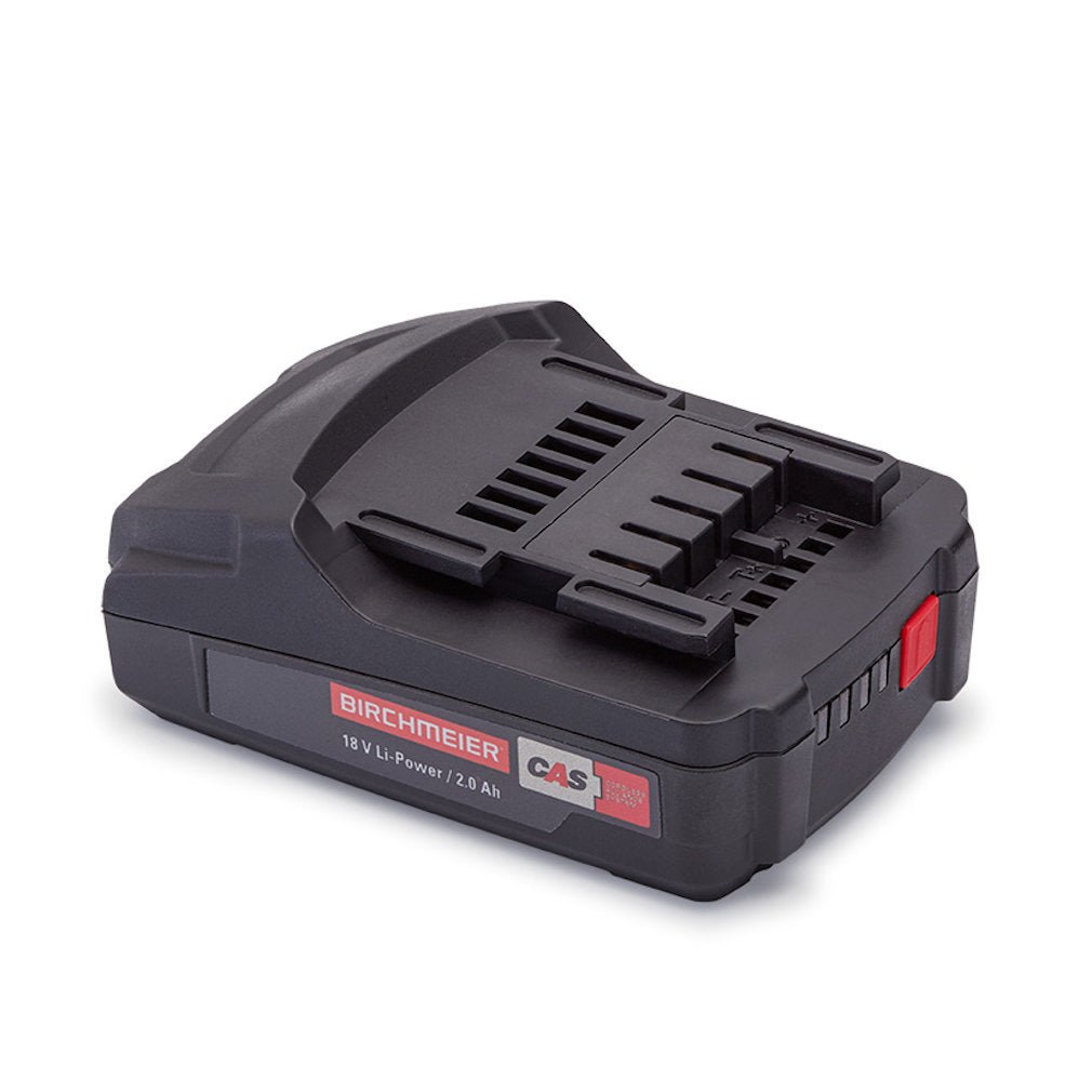 Na bílém pozadí je vyobrazen černo-červený TASKI Sprayer Li-Ion baterie 18V (1 kus) od Diversey Deutschland GmbH & Co. OHG, který má bateriový slot a viditelné značení na boku.