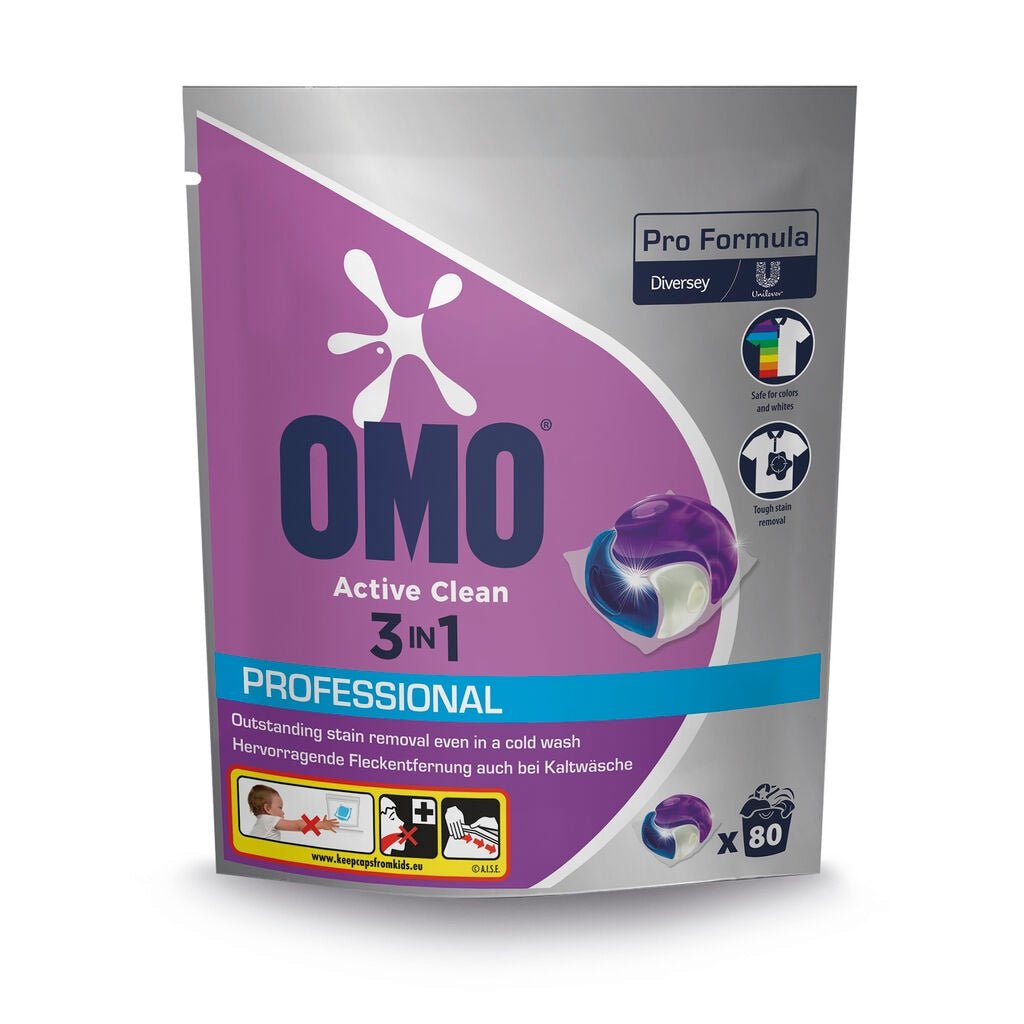 Znovu uzavíratelný sáček s Omo Professional Active Clean 3in1 kapslemi od Diversey Deutschland GmbH & Co. OHG, s vynikajícím odstraněním skvrn při praní ve studené vodě, s 80 praními na balení a informacemi v němčině a angličtině.
