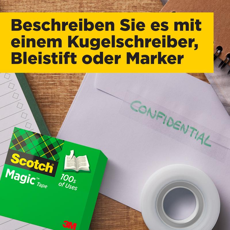 Na dřevěné ploše leží balení neviditelné lepicí pásky Scotch® Magic™ od 3M Deutschland GmbH, balíček 8 rolí (19 mm x 33 m), list papíru a obálka s nápisem "CONFIDENTIAL". Žlutá vlajka nahoře ukazuje německé pokyny.
