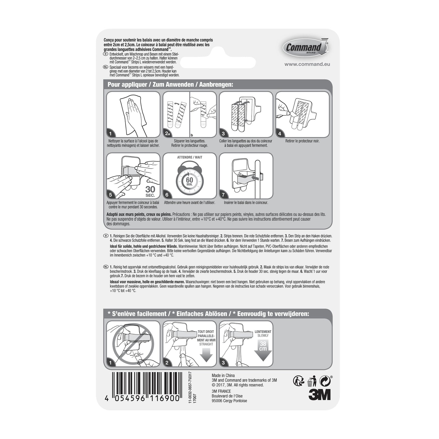 Zadní strana obalu držáku na koště Command™ 17007-FR od společnosti 3M Deutschland GmbH zobrazuje ilustrovaný vícejazyčný návod k připevnění a odstranění držáku s lepicími páskami Command. Diagramy vedou krok za krokem montáží a demontáží.