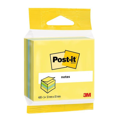 Balení mini kostek Post-it® Notes od společnosti 3M Deutschland GmbH obsahuje 400 listů ve formátu 51 x 51 mm, má žlutý obal s logem značky a obrázkem poznámkového bloku a je vyrobeno ze 100 % PEFC certifikovaného papíru.