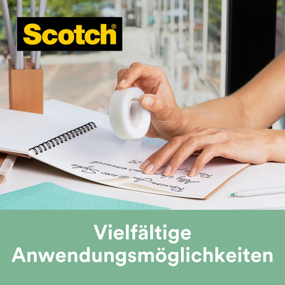 S dávkovačem Scotch® C38 a páskou Scotch® Magic™ (s 66 % rostlinného lepidla, 19 mm x 33 m, 3 role/bal.) někdo připevňuje poznámku na poznámkový blok. Text: "Rozmanité možnosti použití."