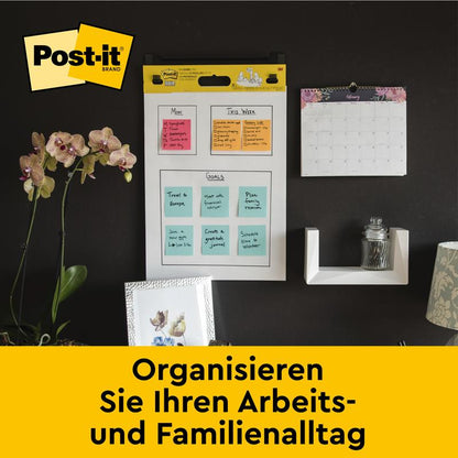 Nástěnný organizér s Post-it® Super Sticky samolepicím schématem/flipchartem od 3M (58,4 x 50,8 cm, 20 listů/blok, včetně Command™ proužků), barevnými poznámkami a kalendářem usnadňuje organizaci práce a rodiny.
