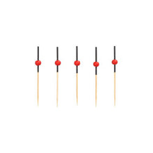 Pět PAPSTAR 250 Fingerfood - Picker od PAPSTAR GmbH, ze dřeva s černými pouzdry a červenými perlami, uspořádané vertikálně v řadě před bílým pozadím.
