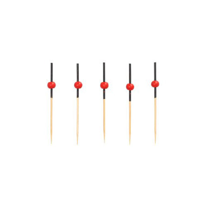 Pět PAPSTAR 250 Fingerfood - Picker od PAPSTAR GmbH, ze dřeva s černými pouzdry a červenými perlami, uspořádané vertikálně v řadě před bílým pozadím.