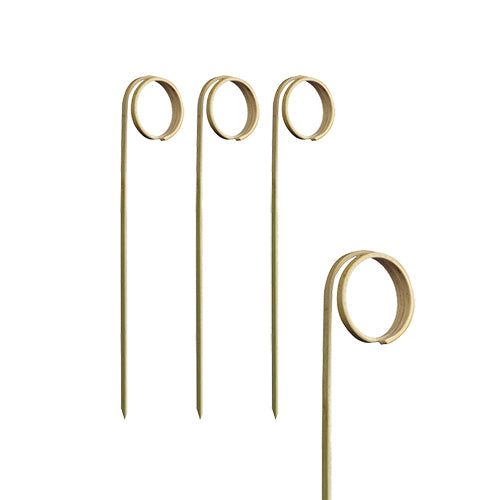 Na bílém pozadí stojí čtyři PAPSTAR 100 Fingerfood-Picker „pure“ z vysoce kvalitního plastu s ostrým koncem a smyčkou od PAPSTAR GmbH – ideální pro večírky a akce.